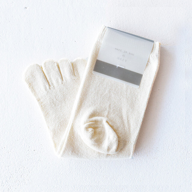 5本指シルクソックスは吸湿性・吸汗性に優れ、指の間の湿気や汗を放出してくれます。薄手で編まれているので、もたつかないのも嬉しいポイントです。