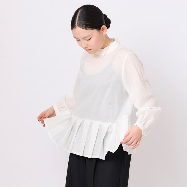 裾にあしらったプリーツが、動くたびに軽やかに広がり、装いに華やかな表情を添えます。