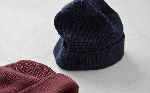 LEUCHTFEUER(ロイフトフォイヤー)は、1956年ドイツにて設立されたセーターの製造を中心とするニットメーカー。

ドイツ生まれの高品質なニット帽でありながら￥2,800(税抜)とリーズナブルなプライスが魅力です。

一見シンプルなデザインですが、頭頂部を円形に編みわけ頭に沿うシルエット。深くかぶっても浅くかぶっても形を簡単に整えることができます。冬のコーディネートのアクセントとして、色違いでそろえるのもおすすめです。