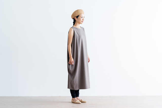 肌馴染みのいいパンツは、ワンピースとのレイヤードスタイルにもぴったり。ロング丈なので、裾をくしゅっとさせたバランスも素敵です。