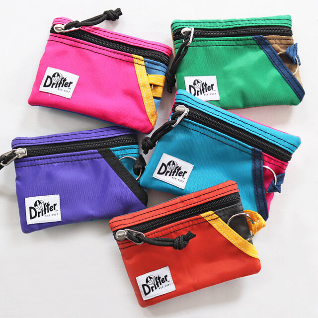 Drifter (ドリフター) のキーコインポーチ!!
手のひらサイズのポーチです!!配色がかわいすぎます!!
こんなに小さいのに鍵やらカードやら小銭やらをちゃんと分けて入れられます◎
プレゼントにもぜひ♪