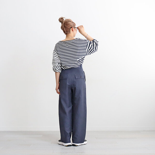 バックスタイルはこちら。
ポケット位置やフラップのかたちなど、ボトム単体で可愛いデザイン&綺麗なシルエット!
シンプルにTシャツと合わせても様になるデザインです☑︎
サンダルやレザーシューズに合わせやすいアイテムですが、
ハイテクスニーカーを合わせてアーバンアウトドアスタイルも。