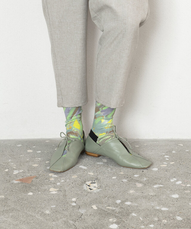 落ち着いたトーンのなかに、鮮やかなソックスの色が一段と映えるコーディネート