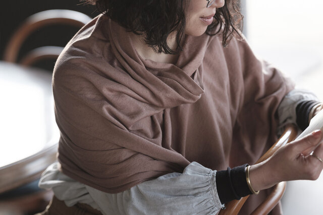 ダブルガーゼ素材のふわふわ感は首に巻いた瞬間に体がゆるむほど。