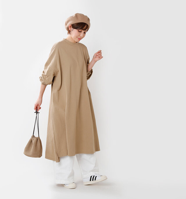 日常使いにピッタリな
中肉厚のカットソー生地は、
アメリカで採れる超長綿と呼ばれるコットンを使用。
耐久性にすぐれ、
型崩れしにくいのが特徴です。
ふんわり広がるボリューミーな
ビッグシルエットとパフスリーブが
可愛らしいデザインで
ロング丈なので1枚着るだけで
コーデが完成しするスグレモノ。