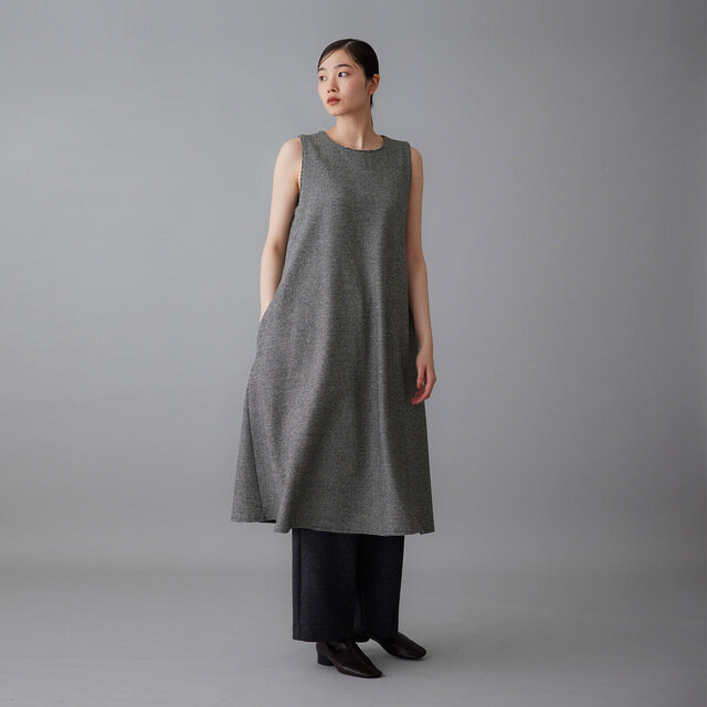 便利なポケット付きです。