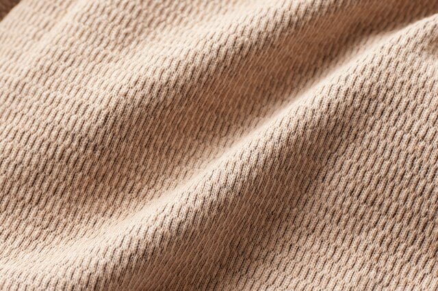 特徴ある凹凸した編みに、空気の層ができてふっくらあったか。