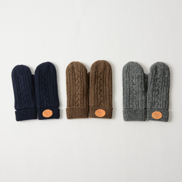 カラーは画像左から「navy」「brown」「grey」をご用意いたしました。
大切な方へのちょっとしたプレゼントにもオススメ。「IL BISONTE」の革小物と合わせて、大切な方への贈り物としても大変喜ばれます。オリジナルのギフトラッピングもぜひご利用くださいませ◎