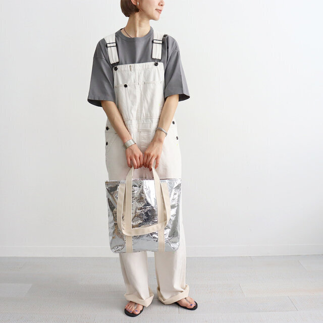 夏にオススメのアルミシートを使ったバッグ。
軽くて、お手入れも楽チンな大容量タイプです!