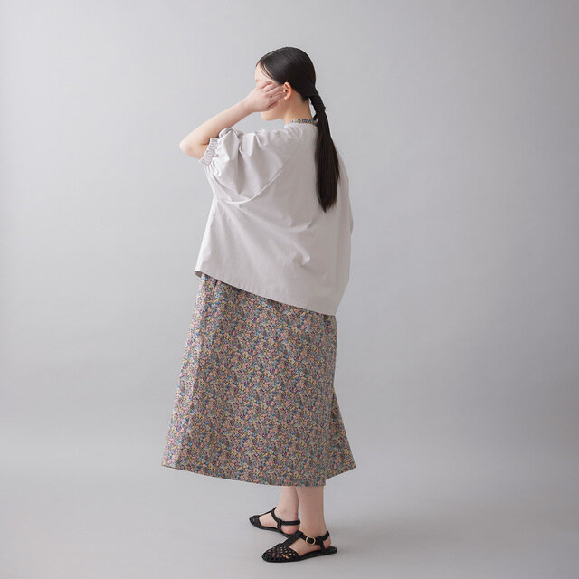 カットソーを合わせれば、ほどよく力の抜けたカジュアルスタイルに。