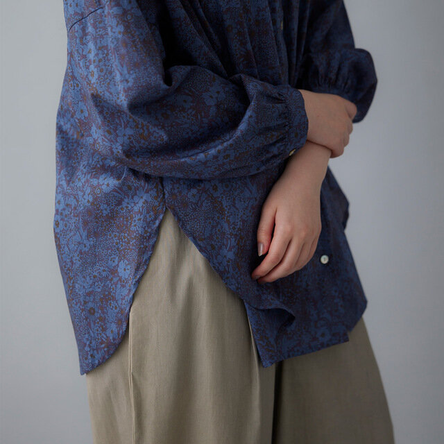 丈はラウンド型で、サイドにスリットを入れ、軽やかさを添えています。