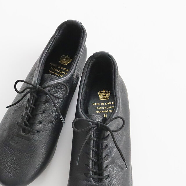 インソールには〝CROWN〟のブランドロゴ。