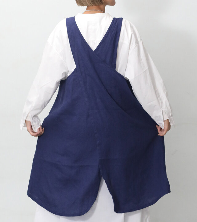 クロスバックになっているので、首や肩に負担がかかりません。足さばきも楽で、肩こりを気にされる方にも重宝して頂けます。