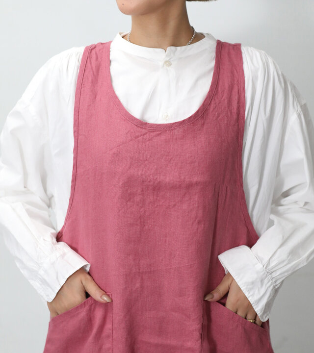 繊維の中が中空になっていて水分を吸湿・発散しやすいため、吸水性に優れています。
エプロン感がないので、ちょっとそこまでのお買い物で外出する際にも、そのままつけておでかけできるようなデザインです。