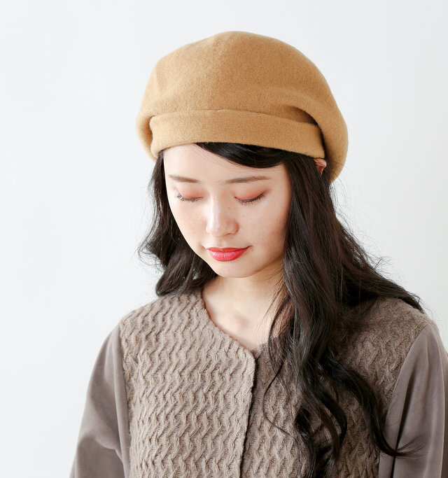 端を折り返して少し浅めに被ると程良いルーズさが生まれこなれた雰囲気に。折り返しがさりげないポイントになり小顔に見せてくれます。