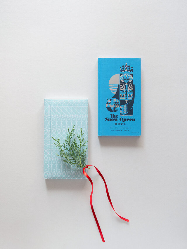 世界中で長く愛されてきた冬の古典が、マリメッコデザイナー、サンナ・アンヌッカさんのモダンな挿絵と翻訳家の小宮由さんの新訳で、大人も楽しめる上質な物語絵本として生まれ変わりました!