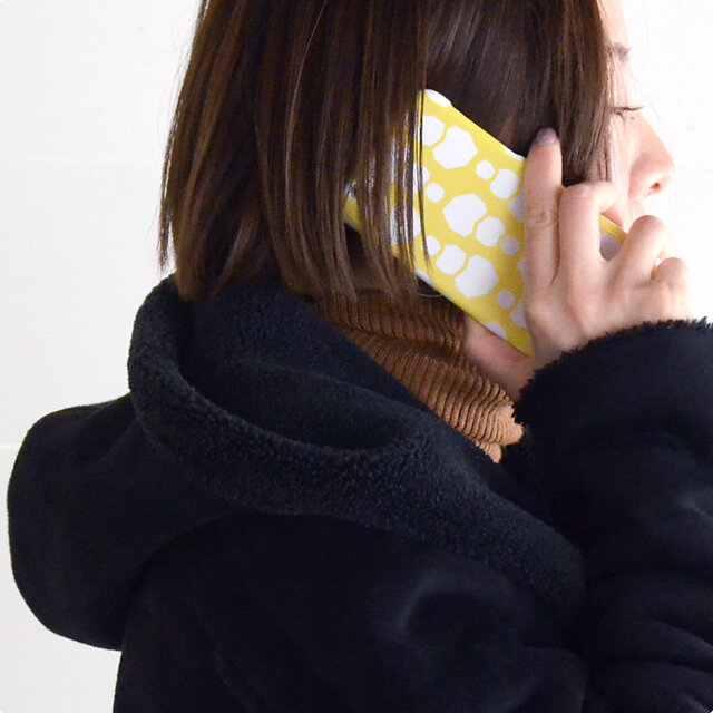 幾何学的なパターンと鮮やかな色彩が、コーディネートのアクセントに。