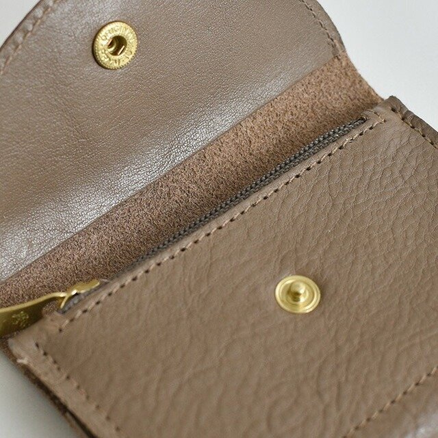 天然素材である牛革ゆえに、一点一点違うシワやシボが何とも言えない味に。
使っていく間にお色味が変化していくことをお楽しみいただけます。