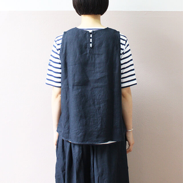 バックスタイルもゆったり。ボトムスを選ばないデザインなのでコーディネートの幅が広がります。