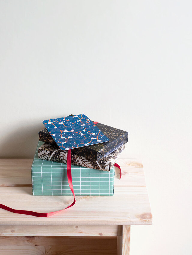 ギフトボックスから着想を得たミニマルなヤドリギのクリスマスカード。
包装紙で一つずつ丁寧に包まれた贈り物をイメージしています。