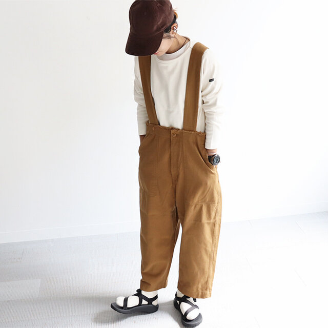 カラフルなのも素敵ですが、ベーシックなカラーも何かと使える安心感!
ぴったりジャストサイズで着るもよし、ゆったり大きめサイズで着るもよし。
色もサイズもよりどりみどり!今の気分で選んでみてくださいね〜♩