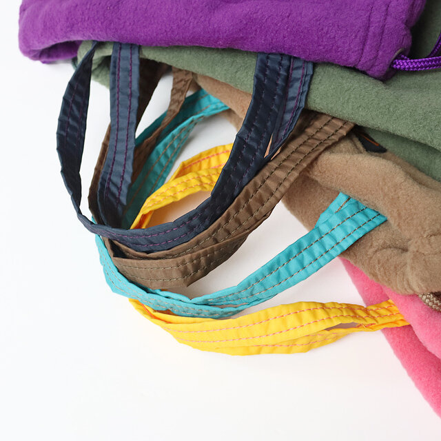 展示会で見たときから、可愛いー!と入荷を楽しみにしていた今回の巾着バッグ。
可愛いポイントがこちら、異素材で配色も変えたPOPなデザイン!
本体はポリエステル100%のふわふわフリースに、巾着ヒモも同色。
もち手はつるんとした素材感のナイロンを合わせており、
すごく細かいところなのですが、ステッチもフリースと同じ配色なのです♡