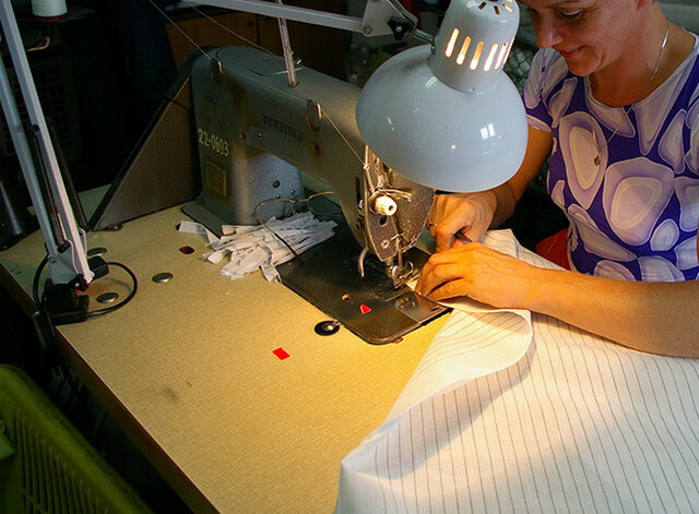 縫製工場でミシンをかけている様子