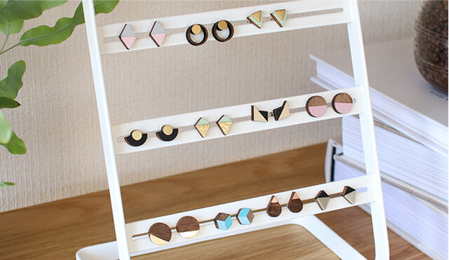 JEWELRY BY GRUNDLEDのピアスは多数ご用意がございます。他のデザインもお楽しみください。