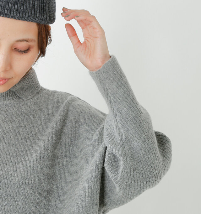 ゆったりした着心地も◎。身体のラインを拾わないリラクシンなサイジングでラフに着られるのも嬉しいですね。