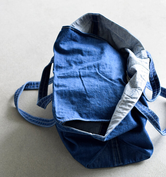 内側には共布のフラップが付きで心配りの行き届いたデザインに。荷物に被せることで、中身が見えずに安心です。