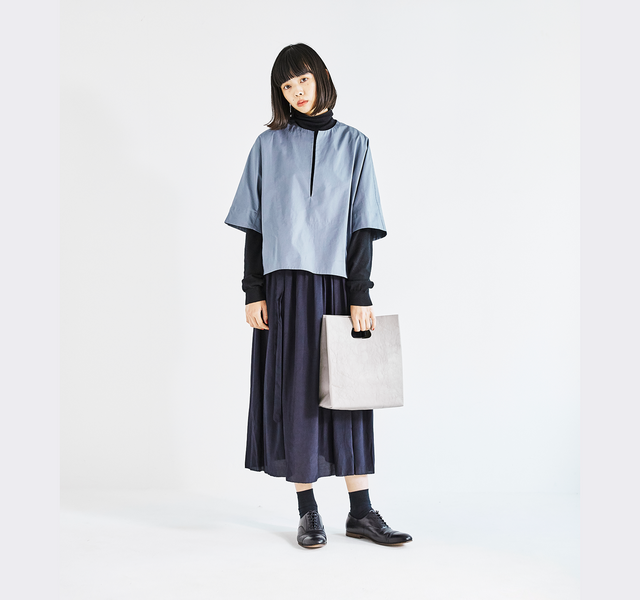 充分なマチがあるので、お弁当箱を入れてランチバッグとして使うのはもちろん、サブバッグとしても使い勝手抜群。折りたたむとペタンとして収納に困らないのも、柔らかい馬革ならではの特徴です。