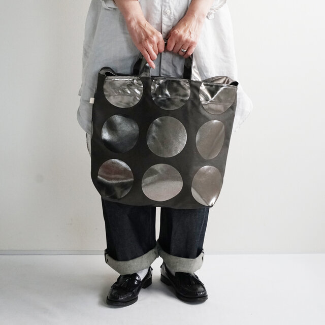 イエローと比べると一見、シンプル?
いえいえ!落ち着いた色味の生地だからこそ、一際ドットが映えるのです。