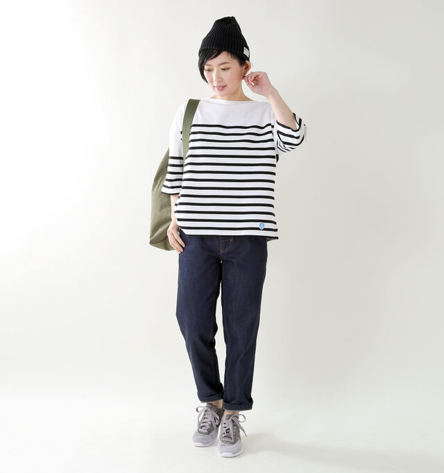 model mayu:158cm / 48kg
color : white×black / size : 1
丈夫で通気性に優れ、着込むほどに風合いが増して身体に馴染んでいきます。まるでデニムのような経年変化が楽しめるカットソーです。