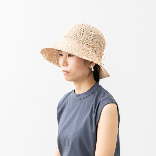 つば先に樹脂ワイヤーが入っているので、お好みの角度にアレンジでき、どんな髪型でもサッと決まる万能なシルエット。つばを下げると顔に影をつくり、紫外線ガード力がUP。つばを上げるとお顔周りが明るく、視界が広く保てるので、お買い物中や歩行時もストレスなくお使いいただけます。