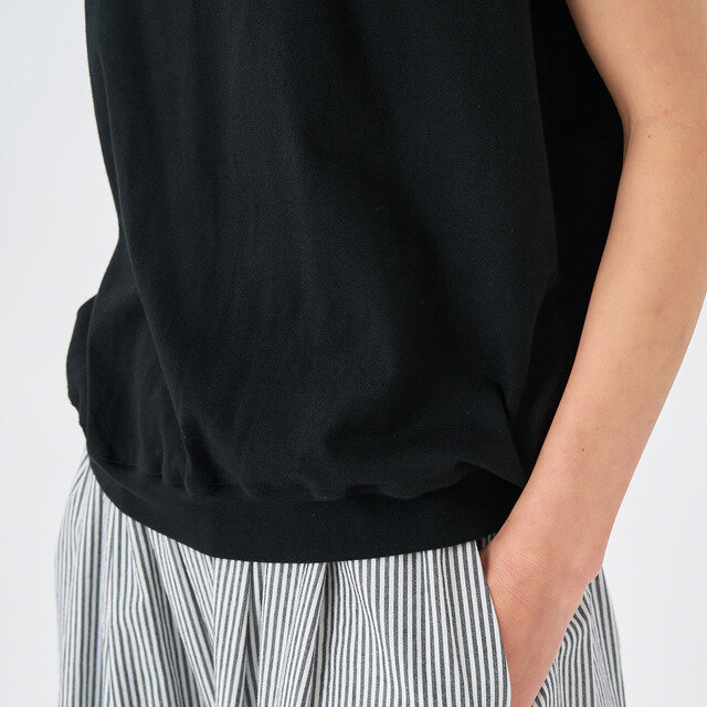 裾にリブをあしらい、イン・アウトどちらの着こなしでもバランスよく決まる丈感に仕上げました。