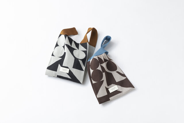 再生ポリエステル糸を使用したエコ素材のバッグシリーズ。幾何学模様がモダンにアップデートされたTRICOTÉらしいデザイン。