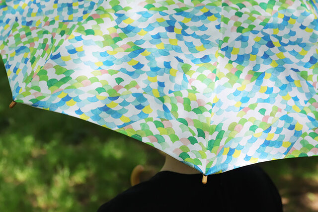 表面にUV加工を施した布地が、夏の陽射しをやさしく受け止めて、お肌を紫外線から守ります。
ポリエステル製などとは違い、洋服とのコーディネートがナチュラルに決まるのが布製の日傘の魅力ですね。