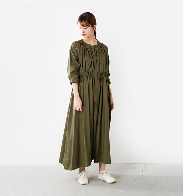 aranciato別注リピート生産!
たっぷりのドレープが
女性らしいマキシ丈ワンピースは、
フロントボタンが全てオープンになるので、
ワンピースとしてはもちろん
ロングカーディガンとしても
着用いただけます。
コーディネイトの幅が広がり、
様々なレイヤードスタイルが
楽しめるのもポイント。