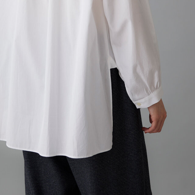 前後差をつけた丈感が、シルエットにさりげない大人の洗練を添えます。