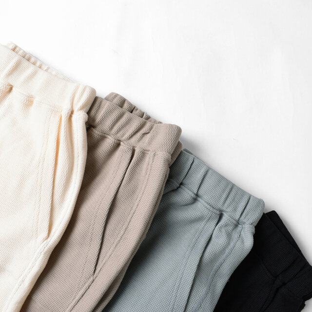 左より、kinari、grayge、vintage green、black