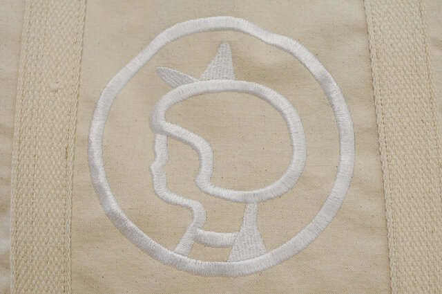 イヤマちゃんの横顔が大きく刺繍されています。
ふんわりヘアにリボンをつけたイヤマちゃんが、シンプルながらとっても愛らしいです。