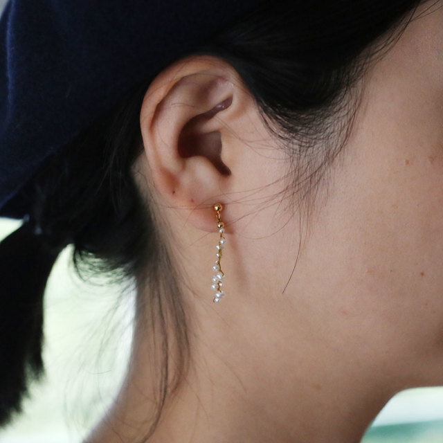 ひとつひとつ違うカタチが特徴的。「ibukiピアス」という名前の通り、生き生きとした表情を見せてくれます。正面や横、見る角度によって様々なシルエットをお楽しみ下さい♪
