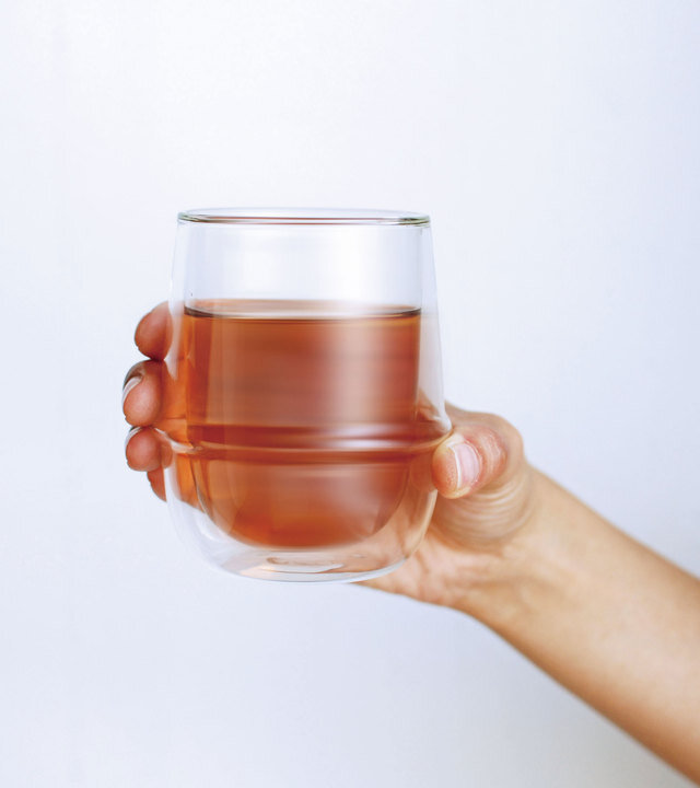 土星の輪を思わせるリングは心地よいグリップ感をもたらし、カップの内側はドリンクを飲み干しやすい角度に設計されています。