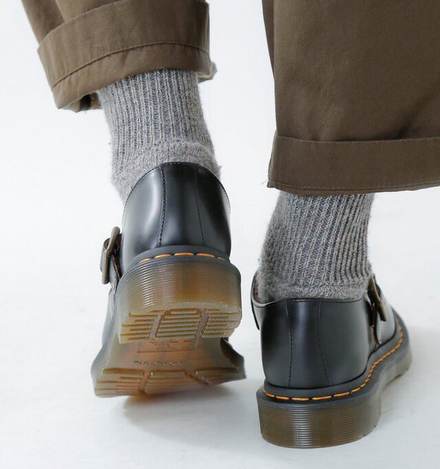 ドクターマーチンの特徴のひとつである、「Bouncing Soles -弾む履き心地のソール」。
このエアクッションソールは、ソール内には小さく仕切られた空間がいくつも取り付けられており、ここに空気を密封しています。