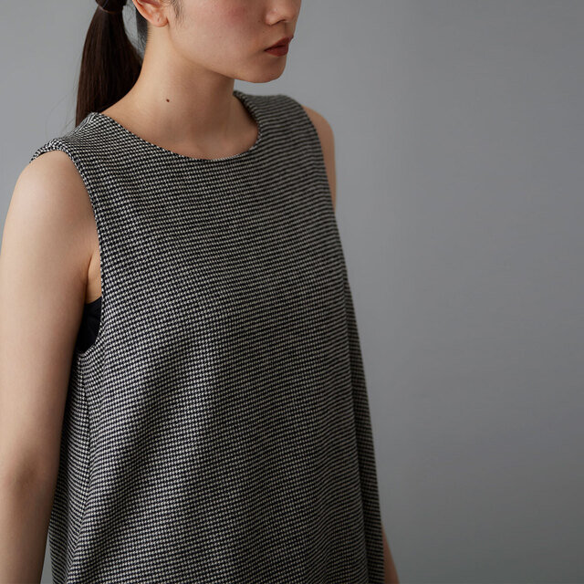 細かな千鳥柄は大人っぽく上品な印象に。