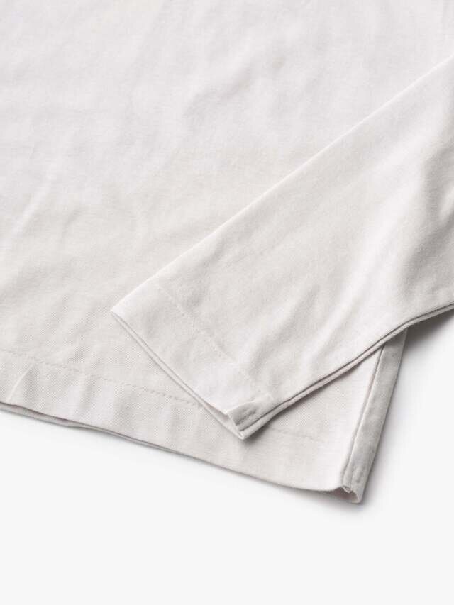 生地の繊細の表情を活かして、細めの縫製仕様になっています。