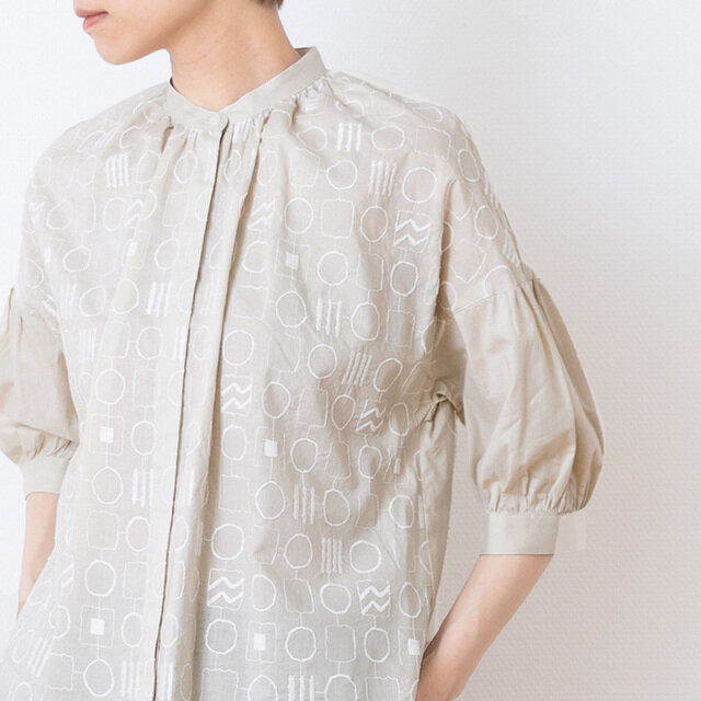 モデル168cm 着用:パフスリーブブラウス(ライトベージュ)