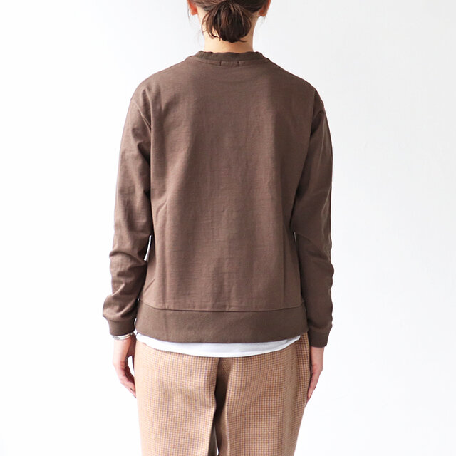 ややドロップショルダーで、ビッグシルエットのリラックス感のある仕上がりになっています。