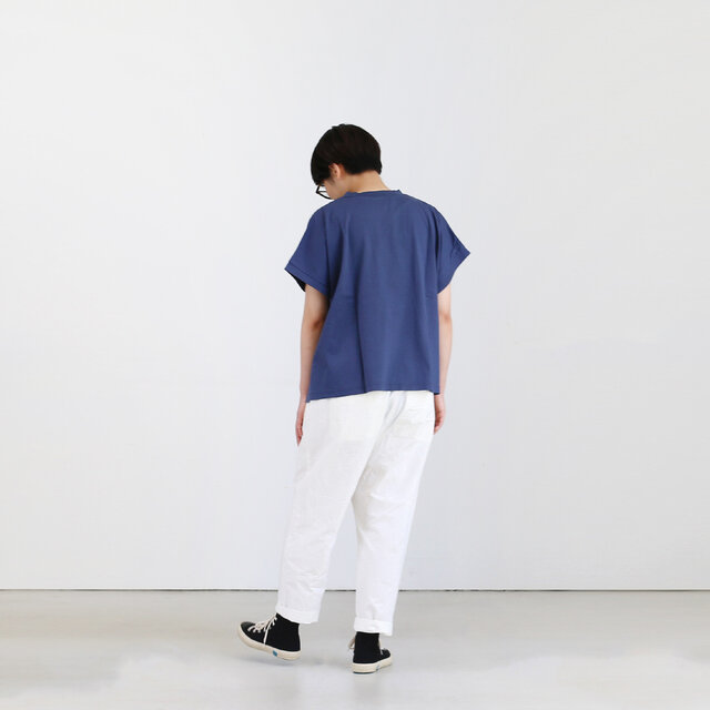 モデル|身長 162cm、着用カラー 053 インディゴブルー