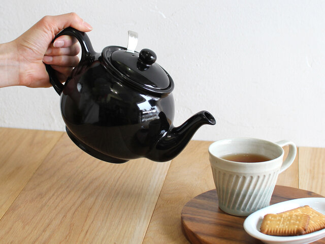 紅茶の国イギリスならではのトラディショナルなフォルムが可愛らしい「Price & Kensington(プライス&ケンジントン)」のティーポット。でも見た目だけでなく、丸みを帯びたポットはお湯を注ぐと茶葉が渦巻くように泳ぎ、おいしい紅茶を淹れることができます。今の暮らしにぴったり寄り添ってくれる便利さがあるのにどこか懐かしさの漂うティーポットは、日々のティータイムをより豊かな時間にしてくれそうです。